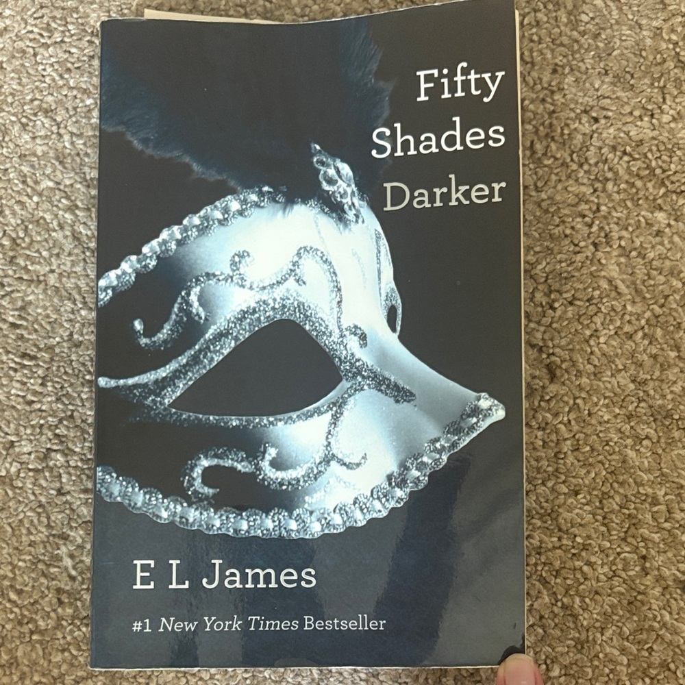 Fifty Shades Darker by E L James - Paperback